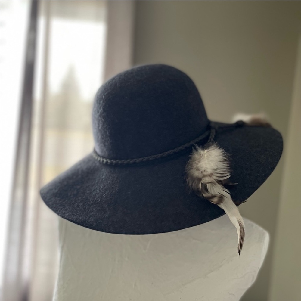 Indigo Charcoal felt hat with feathers - Picture 1 of 4